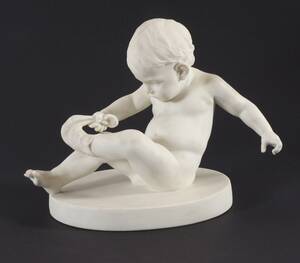 Figurin, Pojke med strumpa, Gustafsberg, daterad 1901