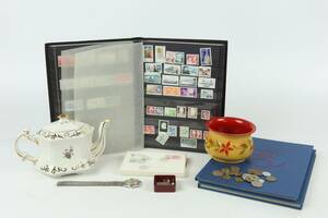 PARTI med bl.a. tekanna, England, mynt, frimärksalbum, 3 st, samt armbandsur, Seiko