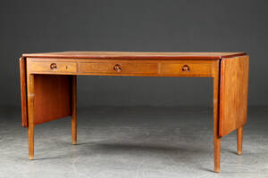 Hans. J. Wegner. Fritstående skrivebord, model AT305