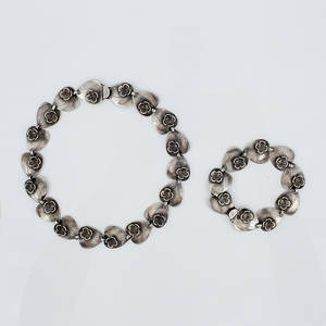 HALSBAND samt ARMBAND