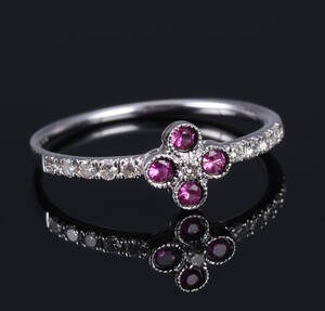 Rubin- og diamantring af 9 kt. hvidguld, i alt ca. 0.24 ct