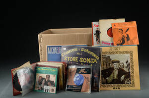 En samling diverse grammofonplader single og LP ialt 190 stk.
