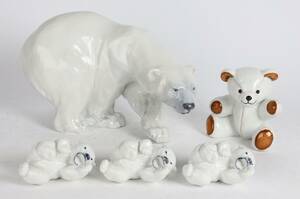 Royal Copenhagen, fem figurer af porcelæn Gående isbjørn nr. 1137, tre isbjørneunger og bamsen Julius 5