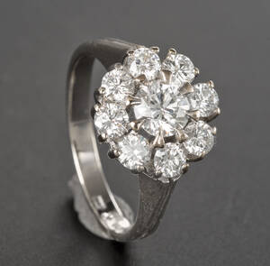 Ring in 750- Weißgold mit 9 Brillanten zus. ca. 1.38 ct.