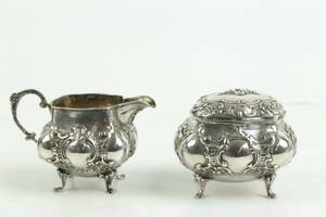 GRÄDDKANNA samt SOCKERSKRIN, nyrokokostil, silver, Guldvaruhuset AB, 1951, ca 329 g