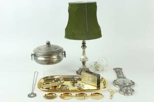 PARTI med bl.a. bricka, coasters, 8 st, Scandia guld, bordslampa, terrin med lock, miniatyrljusstake, servettställ