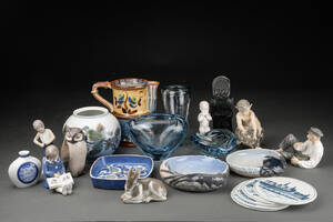 En samling af porcelæn og glas 22