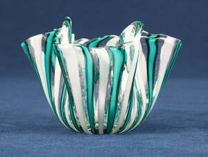 NÄSDUKSSKÅL, MURANO, ITALIEN, KLART GLAS, MED DEKORRÄNDER I GRÖNT OCH VITT, HÖ 7 CM
