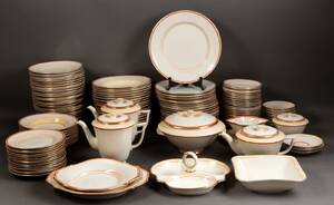 Royal Copenhagen Københavns Porcelains Fabrik. Det Spanske stel, service af porcelæn 122
