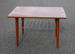Sidobord i teak med tidningshylla i string