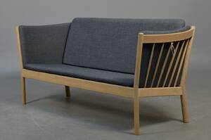 Erik Ole Jørgensen. Fritstående tremmesofa i eg, model J149 fra år 2018