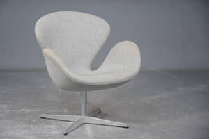 Arne Jacobsen. Svanen. Hvilestol, grånistret uld
