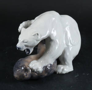 Royal Copenhagen Kgl. P. Isbjørn og sæl. Figur af porcelæn, nr. 1108