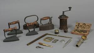 Samling strygejern boltjern, lodder, skospænder m.m., 1800 1900-tallet