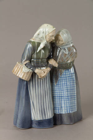 Royal Copenhagen Kgl. Porcelæn. Christian Thomsen. To gamle koner, figur, nr. 1319 2. sort.