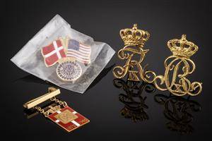 Diverse kongeemblem bl.a. Georg Jensen Chr. X kongemærke af guld 14 kt.
