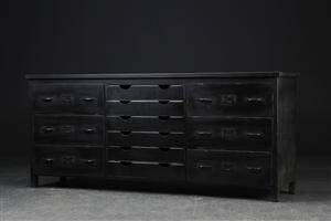 Skænk i sortbemalet metal. Rustikt look. Industrielt design.