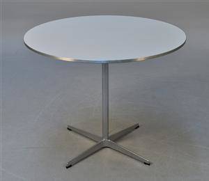 Slutpris för arne jacobsen. rundt bord, model Arne jacobsen spisestue
