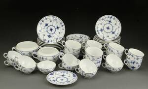 Royal Copenhagen og Bing Grøndahl. Samling musselmalet porcelæn 57