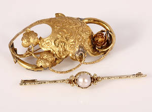 To antikke brocher af guld. 1800 tallets anden halvdel. 2
