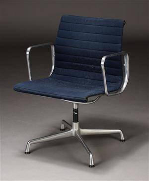 Charles Eames. Kontorstol fra serien Aluminium Group model EA-107