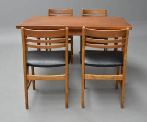 Dansk møbelproducent. Spisebord med fire stole 5