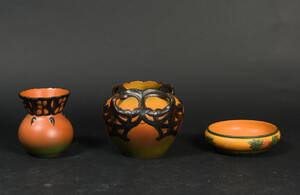 P. Ipsens Enke. Karen Hagen Axel Sørensen. Vase, krukke samt fad, terracotta, nr. 691 675 146 3
