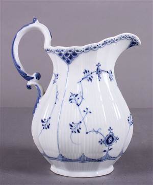 Royal Copenhagen Kgl. P. Musselmalet. Halvblonde. Kande nr. 667