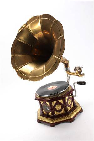Tragtgrammofon His Masters Voice Replica.