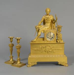 Fransk kaminur, forgyldt bronze, Senempire Louis Philippe, 1800-tallets midte samt F. Barbedienne stager, forgyldt metal 3