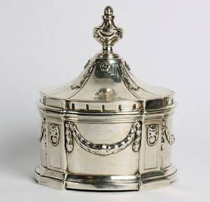 Hollandsk Louis XVI bonbonniere af sølv, låg og korpus smedet med profiler, mellem disse guirlander og løvehoveder.