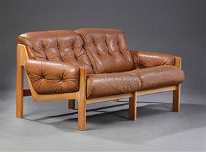 Ubekendt møbelarkitekt. Fritstående to-pers sofa, læder, ca. 1970