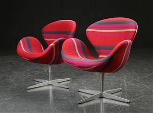 Arne Jacobsen. To lænestole, Svanen, model 3320 2