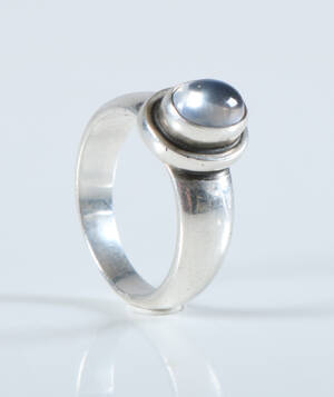 Harald Nielsen for Georg Jensen. Moonlight Blossom ring af sterlingsølv med månesten