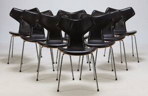 Arne Jacobsen 1902-1971 Sæt på otte stole Grand Prix model 3130, af formbøjet, fineret valnød.