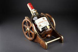 1 fl. Courvoiseier Luxe cognac med kanonstand