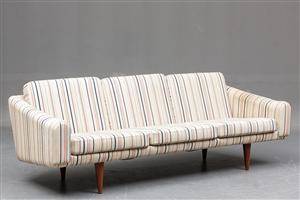Illum Vikkelsø, tilskrevet. Tre pers. sofa med stribet uld