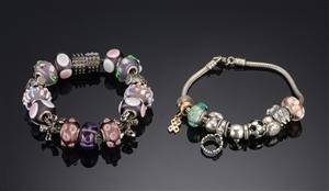 To armbånd med charms Pandora og Charlotte Borgen 2