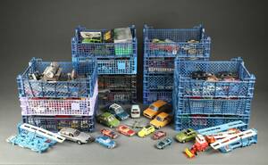 Stor samling model biler, fly, landbrugsmaskiner samt dampmaskine. 16 kasser