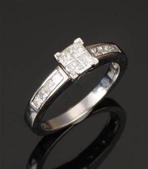 Brillantring af 18 kt. hvidguld, i alt ca. 0.63 ct