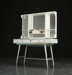 Sminkebord af bemalet træ, skandinavisk møbeldesign 1950erne 2