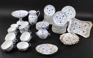 Royal Copenhagen. Musselmalet riflet, kaffekopper, tallerkener og serveringsdele i porcelæn
