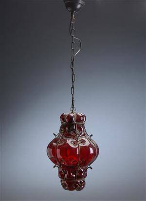 Hall lanterne af rødt glas og messing.