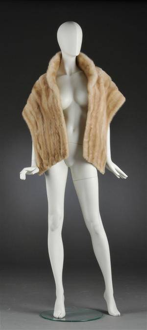 Aage Lleidersdorf, Cape stola af mink, str. 3840