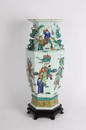 Kinesisk vase af porcelæn. Sekskantet korpus.