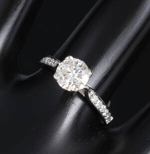 Klassisk brillant- solitairering af 18 kt. hvidguld med brillant på 1.09 ct