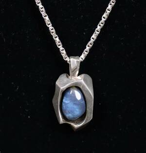 Halsband med hängsmycke med blå sten, silver