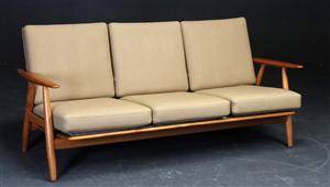 Hans J. Wegner. Tre-pers. sofa, model GE-240, teak og eg