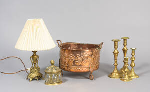 7 dele kobber og messing. Spand, lampe, stager og skrin 7