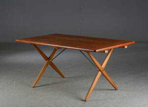 Hans J. Wegner. Spisebord af teak og eg, krydsbenstel